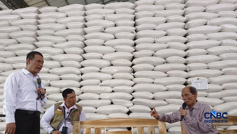 Inspeksi Mendadak Menteri Pertanian dan Direktur Utama Perum Bulog dalam rangka pengecekan stok beras di JDP karawang 1 Logistic Park, Karawang, Jawa Barat, Kamis (23/4/2026). (CNBC Indonesia/Martya Rizky)