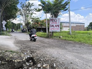 Protes Warga Hulaan Gresik Soal Jalan Rusak: MBG Lancar, Dalane Ambyar