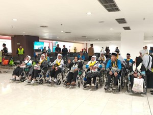 Sudah di Bandara, Seorang Nenek Jemaah Haji Minta Pulang