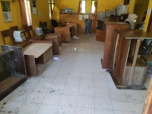 Kecewa Dugaan Penyelewengan DD, Kantor Inspektorat dan DPMDes Bima Dirusak