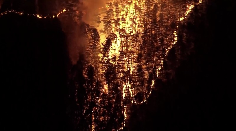 Asap mengepul dari daerah pegunungan saat kebakaran hutan melanda kota Otsuchi, Prefektur Iwate, Jepang timur laut, 23 April 2026, dalam foto yang diambil oleh Kyodo. (Mandatory credit Kyodo/via REUTERS)