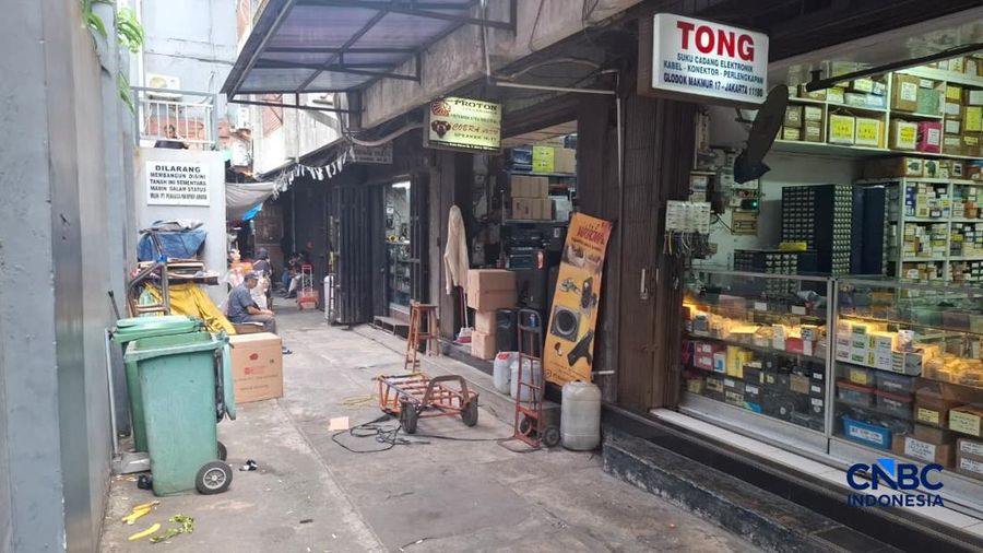 Listrik di Pusat Elektronik Glodok kembali menyala secara merata di Jakarta, Kamis (23/4/2026) sore ini. (CNBC Indonesia/Chandra Dwi Pranata)