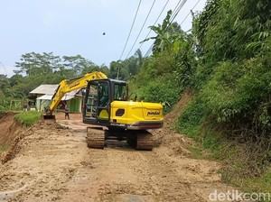 Longsor Timbun Jalan, Akses ke Situs Gunung Padang Lumpuh Sementara