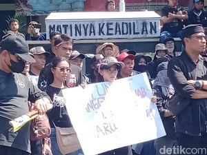 Bawa Peti Mati, Nasabah PD BKK Klaten Geruduk Pemkab