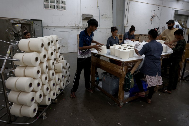 Seorang karyawan bekerja di dalam pabrik pembuatan benang katun Fiotex Cotspin di Rajkot, Gujarat, India, 14 April 2026. (REUTERS/Amit Dave)