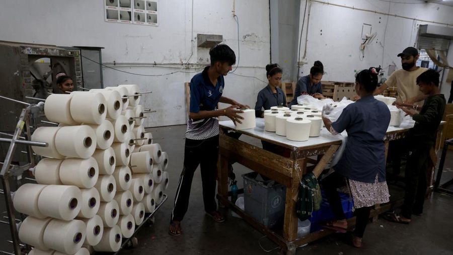 Para karyawan mengemas benang katun di dalam pabrik pembuatan benang katun Fiotex Cotspin di Rajkot, Gujarat, India, 14 April 2026.