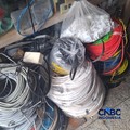 Pedagang teriak harga kabel naik tinggi seperti yang terjadi dibeberapa kios di kawasan Glodok, Jakarta, Kamis (23/4/2026). (CNBC Indonesia/Chandra Dwi Pranata)