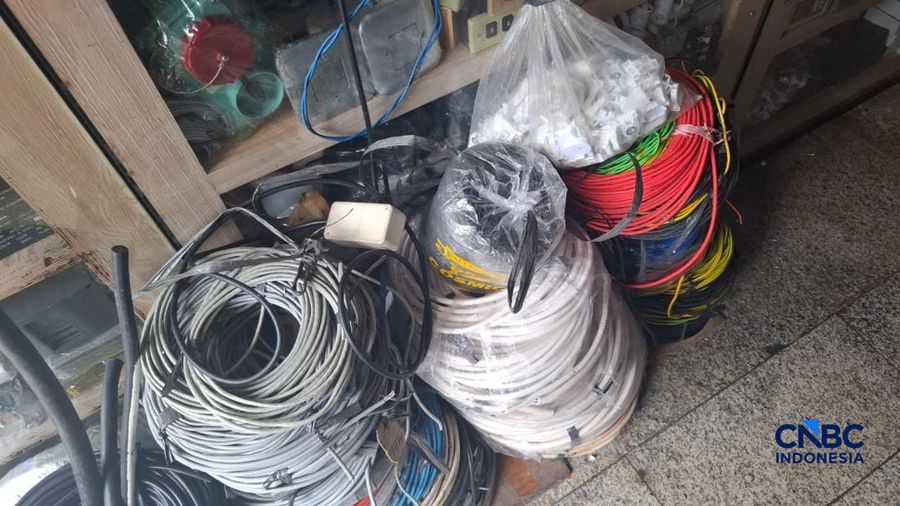 Pedagang teriak harga kabel naik tinggi seperti yang terjadi dibeberapa kios di kawasan Glodok, Jakarta, Kamis (23/4/2026). (CNBC Indonesia/Chandra Dwi Pranata)