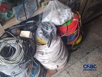 Pedagang teriak harga kabel naik tinggi seperti yang terjadi dibeberapa kios di kawasan Glodok, Jakarta, Kamis (23/4/2026). (CNBC Indonesia/Chandra Dwi Pranata)