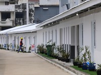 Pekerja merapikan tempat tidur pada salah satu unit hunian sementara (Huntara) di Jalan Kramat Raya, Jakarta, Kamis (23/4/2026). (CNBC Indonesia/Faisal Rahman)