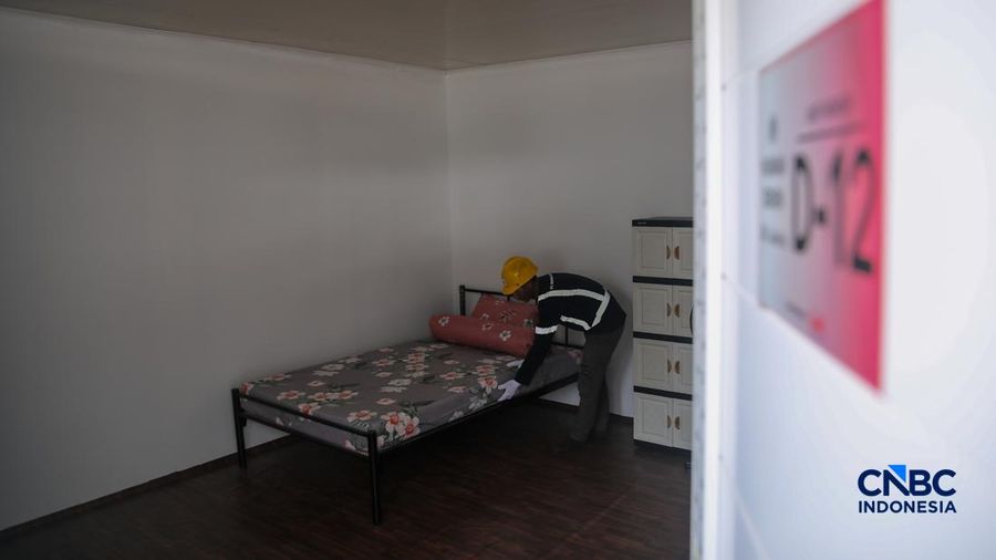 Pekerja merapikan tempat tidur pada salah satu unit hunian sementara (Huntara) di Jalan Kramat Raya, Jakarta, Kamis (23/4/2026). (CNBC Indonesia/Faisal Rahman)