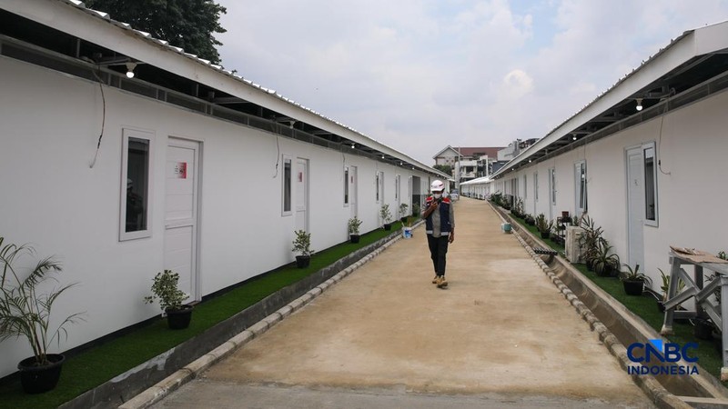 Pekerja merapikan tempat tidur pada salah satu unit hunian sementara (Huntara) di Jalan Kramat Raya, Jakarta, Kamis (23/4/2026).
