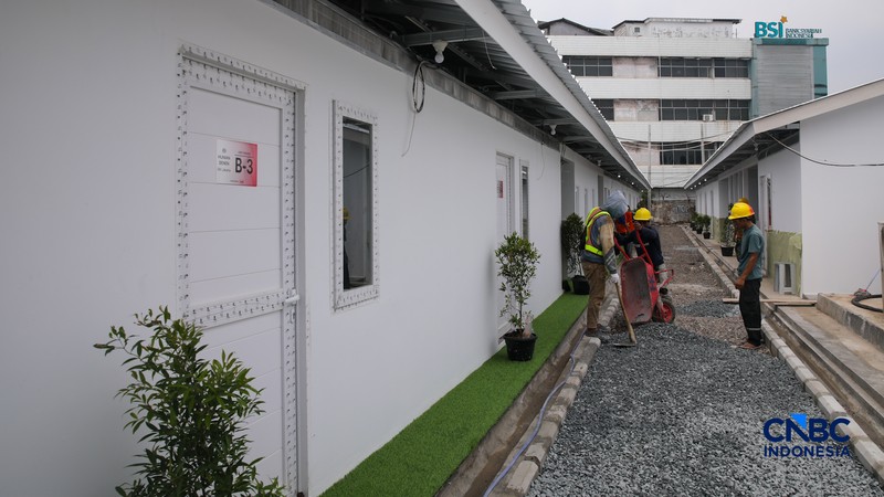 Pekerja merapikan tempat tidur pada salah satu unit hunian sementara (Huntara) di Jalan Kramat Raya, Jakarta, Kamis (23/4/2026). (CNBC Indonesia/Faisal Rahman)