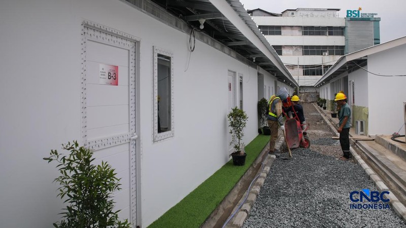Pekerja merapikan tempat tidur pada salah satu unit hunian sementara (Huntara) di Jalan Kramat Raya, Jakarta, Kamis (23/4/2026).