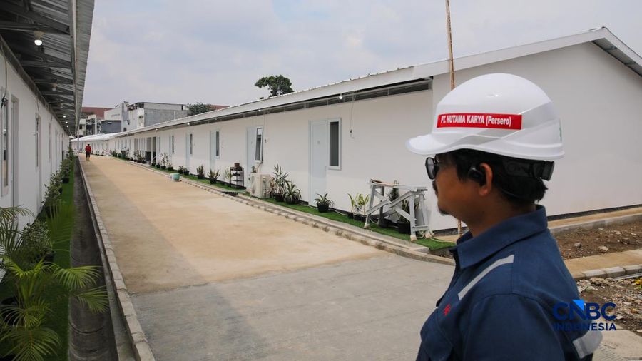 Pekerja merapikan tempat tidur pada salah satu unit hunian sementara (Huntara) di Jalan Kramat Raya, Jakarta, Kamis (23/4/2026).
