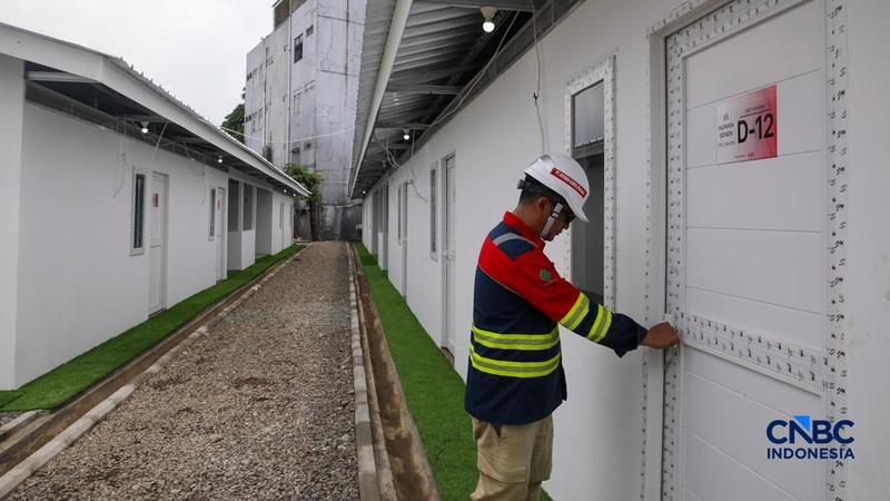 Pekerja merapikan tempat tidur pada salah satu unit hunian sementara (Huntara) di Jalan Kramat Raya, Jakarta, Kamis (23/4/2026).