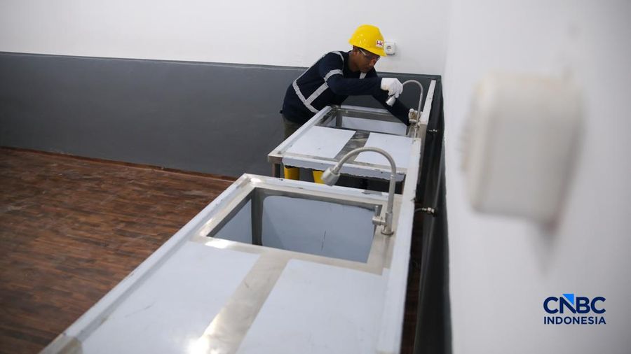 Pekerja merapikan tempat tidur pada salah satu unit hunian sementara (Huntara) di Jalan Kramat Raya, Jakarta, Kamis (23/4/2026).