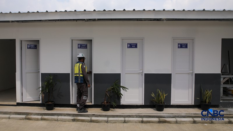 Pekerja merapikan tempat tidur pada salah satu unit hunian sementara (Huntara) di Jalan Kramat Raya, Jakarta, Kamis (23/4/2026). (CNBC Indonesia/Faisal Rahman)