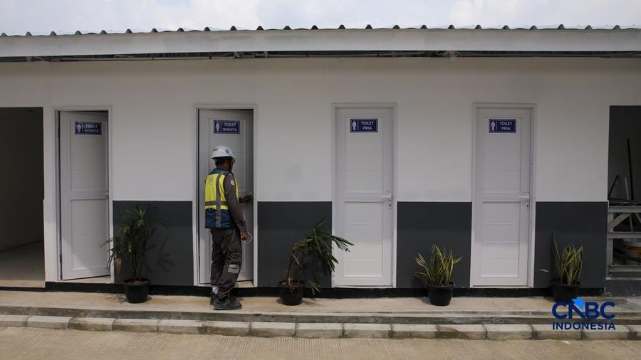 Pekerja merapikan tempat tidur pada salah satu unit hunian sementara (Huntara) di Jalan Kramat Raya, Jakarta, Kamis (23/4/2026).