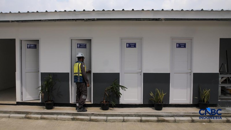 Pekerja merapikan tempat tidur pada salah satu unit hunian sementara (Huntara) di Jalan Kramat Raya, Jakarta, Kamis (23/4/2026).