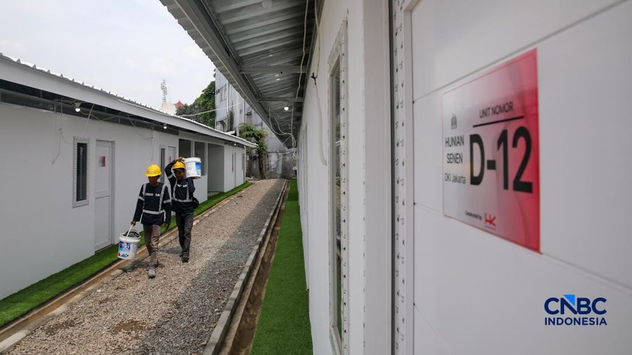 Pekerja merapikan tempat tidur pada salah satu unit hunian sementara (Huntara) di Jalan Kramat Raya, Jakarta, Kamis (23/4/2026).