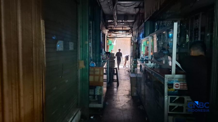 Pemadaman listrik terjadi pada sejumlah kios di Glodok, Jakarta, Kamis (23/4/2026). (CNBC Indonesia/Chandra Dwi Pranata)