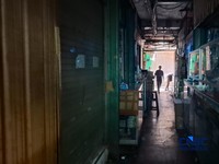 Pemadaman listrik terjadi pada sejumlah kios di Glodok, Jakarta, Kamis (23/4/2026). (CNBC Indonesia/Chandra Dwi Pranata)