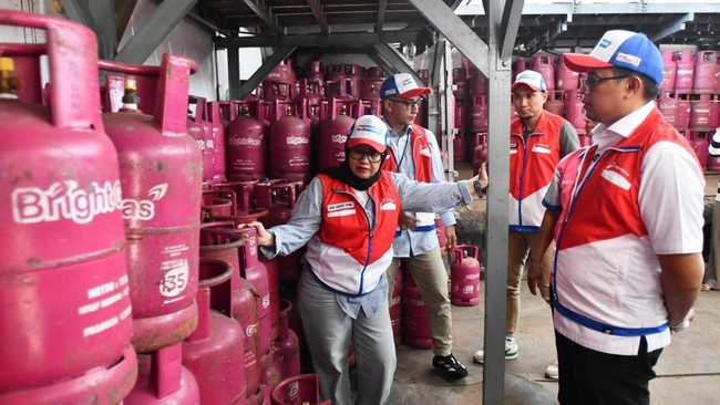 Komisaris Pertamina Tinjau Distribusi BBM dan LPG di Sorong