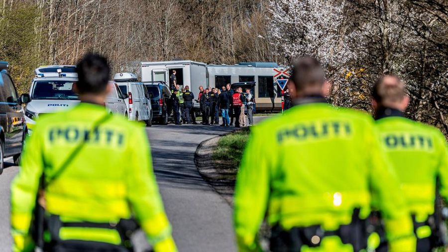 Petugas darurat di lokasi tabrakan antara dua kereta api antara Hilleroed dan Kagerup di Isteroedvejen, Kamis, 23 April 2026.