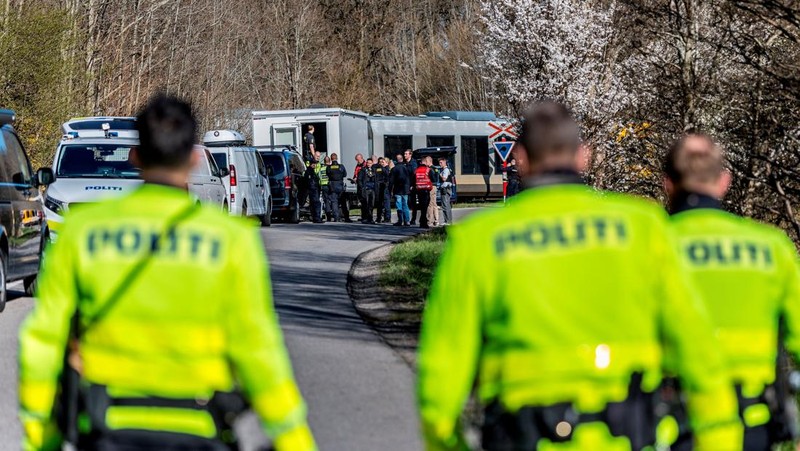 Petugas darurat di lokasi tabrakan antara dua kereta api antara Hilleroed dan Kagerup di Isteroedvejen, Kamis, 23 April 2026.