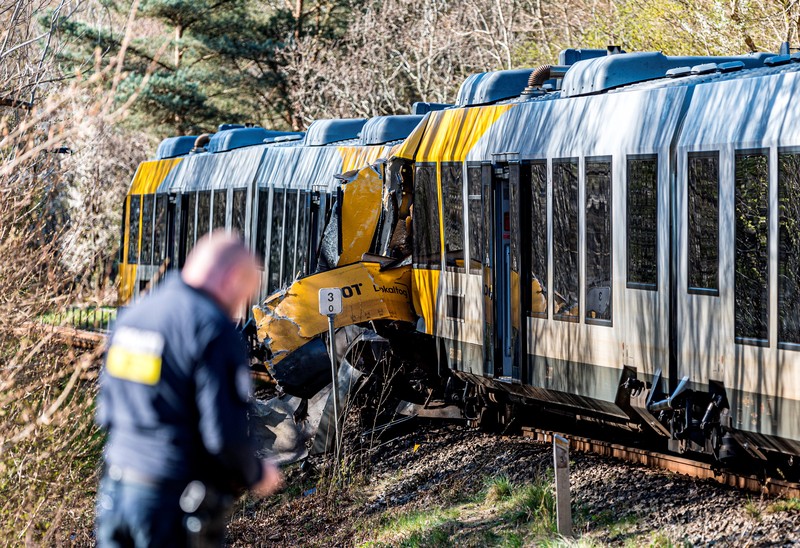 Petugas darurat di lokasi tabrakan antara dua kereta api antara Hilleroed dan Kagerup di Isteroedvejen, Kamis, 23 April 2026. (Ritzau Scanpix/Steven Knap via REUTERS)