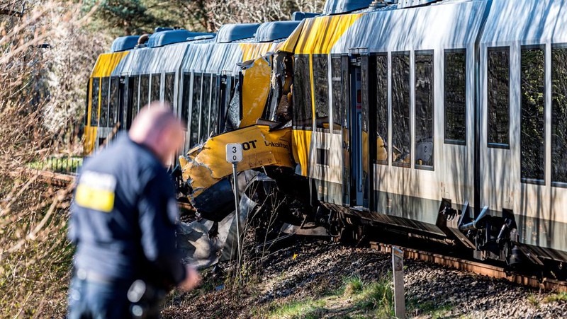 Petugas darurat di lokasi tabrakan antara dua kereta api antara Hilleroed dan Kagerup di Isteroedvejen, Kamis, 23 April 2026. (Ritzau Scanpix/Steven Knap via REUTERS)