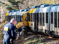 Petugas darurat di lokasi tabrakan antara dua kereta api antara Hilleroed dan Kagerup di Isteroedvejen, Kamis, 23 April 2026. (Ritzau Scanpix/Steven Knap via REUTERS)