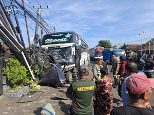 Bus Pariwisata Hantam Kijang Parkir di Jalan Denpasar-Gilimanuk hingga Ringsek