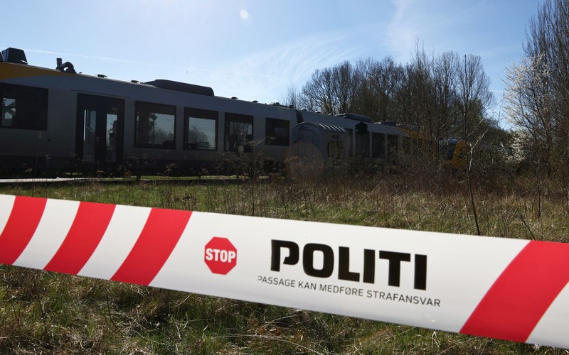 Petugas darurat di lokasi tabrakan antara dua kereta api antara Hilleroed dan Kagerup di Isteroedvejen, Kamis, 23 April 2026. (Ritzau Scanpix/Steven Knap via REUTERS)