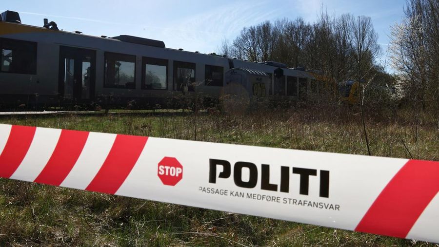 Pita polisi di lokasi tabrakan antara dua kereta api dekat Hillerod, Denmark, 23 April 2026.