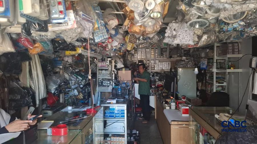 Pedagang teriak harga kabel naik tinggi seperti yang terjadi dibeberapa kios di kawasan Glodok, Jakarta, Kamis (23/4/2026). (CNBC Indonesia/Chandra Dwi Pranata)