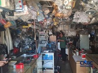 Pedagang teriak harga kabel naik tinggi seperti yang terjadi dibeberapa kios di kawasan Glodok, Jakarta, Kamis (23/4/2026). (CNBC Indonesia/Chandra Dwi Pranata)