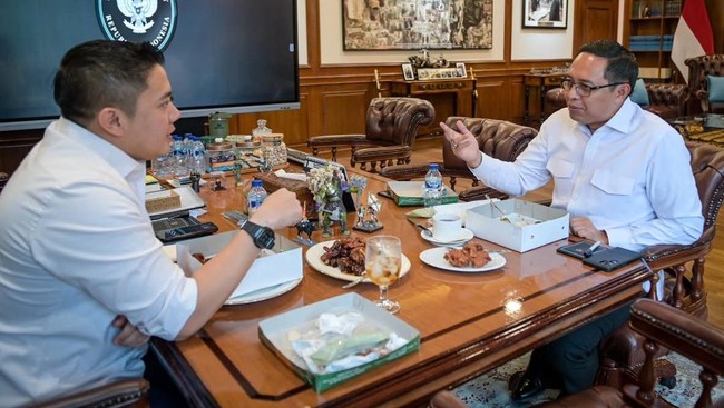 Seskab Teddy Bertemu Eks Kepala PCO Hasan Nasbi, Ini yang Dibahas