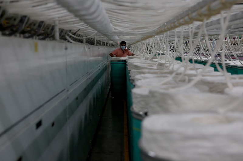 Seorang karyawan bekerja di dalam pabrik pembuatan benang katun Fiotex Cotspin di Rajkot, Gujarat, India, 14 April 2026. (REUTERS/Amit Dave)