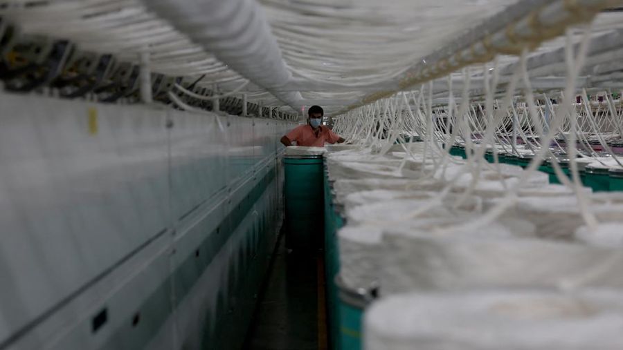 Seorang karyawan bekerja di dalam pabrik pembuatan benang katun Fiotex Cotspin di Rajkot, Gujarat, India, 14 April 2026. (REUTERS/Amit Dave)