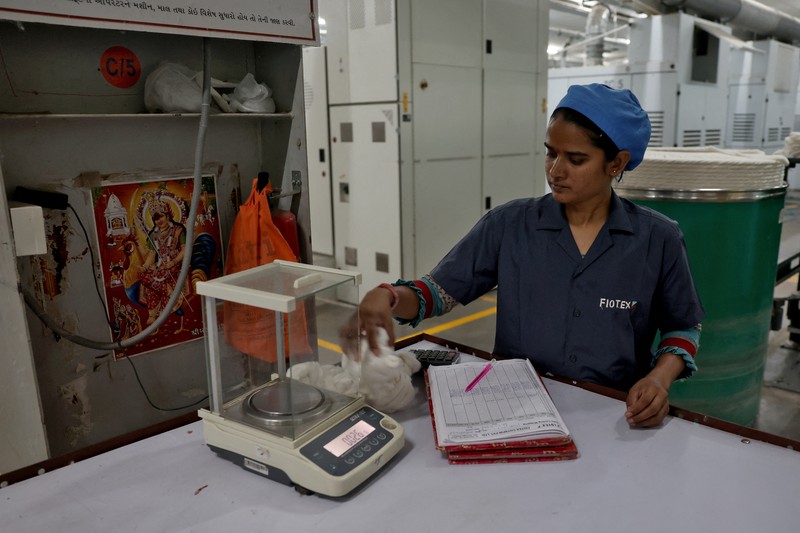 Seorang karyawan bekerja di dalam pabrik pembuatan benang katun Fiotex Cotspin di Rajkot, Gujarat, India, 14 April 2026. (REUTERS/Amit Dave)