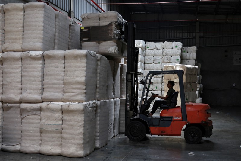 Seorang karyawan bekerja di dalam pabrik pembuatan benang katun Fiotex Cotspin di Rajkot, Gujarat, India, 14 April 2026. (REUTERS/Amit Dave)