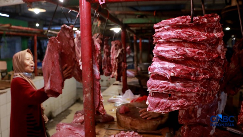 Seorang penjual daging sapi melayani pembeli di Pasar Cijantung, Jakarta Timur, Kamis (23/4/2026). (CNBC Indonesia/Muhammad Sabki)