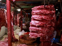 Seorang penjual daging sapi melayani pembeli di Pasar Cijantung, Jakarta Timur, Kamis (23/4/2026). (CNBC Indonesia/Muhammad Sabki)