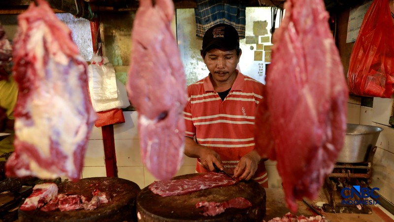 Seorang penjual daging sapi melayani pembeli di Pasar Cijantung, Jakarta Timur, Kamis (23/4/2026). (CNBC Indonesia/Muhammad Sabki)