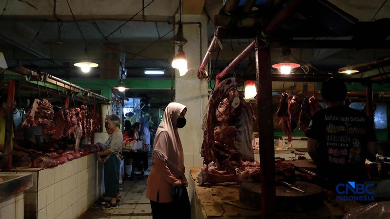 Seorang penjual daging sapi melayani pembeli di Pasar Cijantung, Jakarta Timur, Kamis (23/4/2026). (CNBC Indonesia/Muhammad Sabki)
