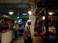 Pekerja merawat hewan ternak sapi di kandang peternakan sapi Betawi Muda, Petukangan, Jakarta, Kamis (23/4/2026). (CNBC Indonesia/Muhammad Sabki)