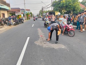 Pemotor Tewas Terlindas Truk usai Tabrakan Beruntun di Banyumas