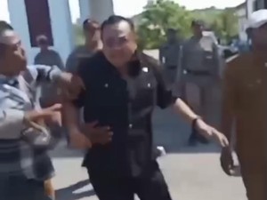 Murka Anggota DPRD Baubau Kejar Mahasiswa Demo gegara Diancam Dibanting
